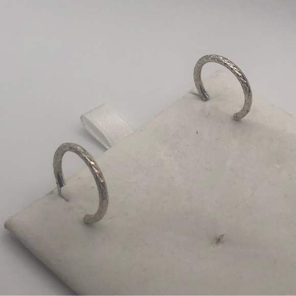 VTG Sterling Silver Diamond Cut Pattern Hoop Earrings .8” - Picture 2 of 6